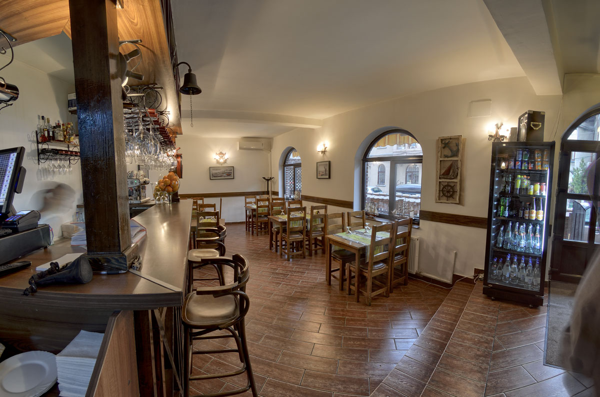 Mese pregătite pentru oaspeți la Taverna La Zavat