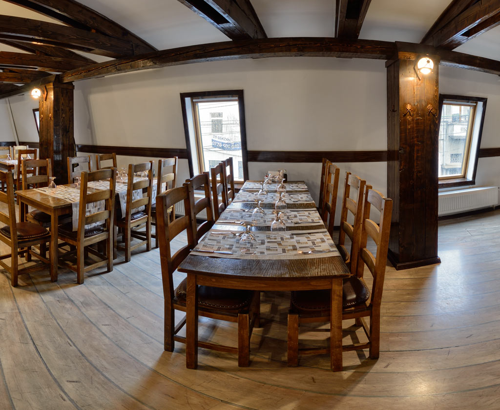 Masă pregătită pentru un eveniment la Taverna La Zavat